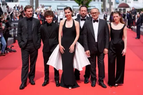 فريق عمل فيلم "Minotaur" في مهرجان كانّ السينمائي، حيث يظهر المخرج Andrey Zvyagintsev مع ممثلين يرتدون ملابس رسمية على السجادة الحمراء.