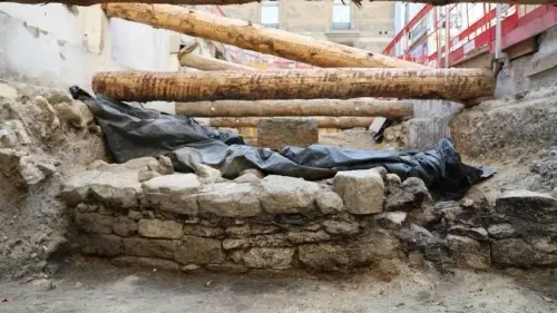 بقايا جدار حصن كيلتي قديم مصنوع من الحجر والخشب، اكتُشف تحت مستشفى Hôtel-Dieu في باريس، دليل على مدينة لوتيسيا التاريخية.