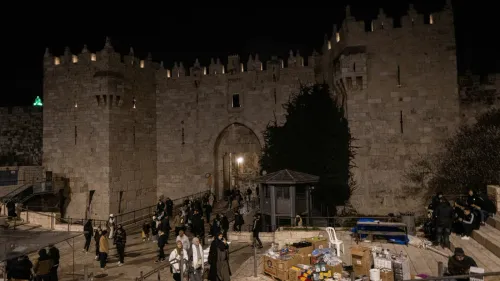 أجواء رمضانية هادئة عند باب العامود في القدس، مع غياب الزينة والاحتفالات، وسط تواجد أمني مكثف.