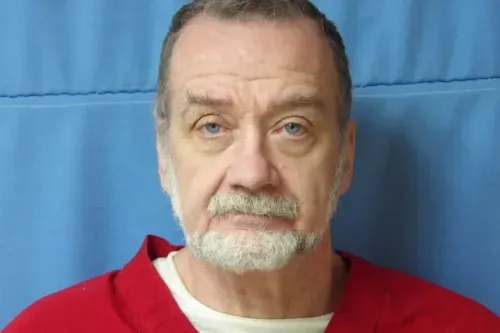 تشارلز كروفورد، المدان باختطاف واغتصاب وقتل طالبة جامعية، يظهر في صورة رسمية بعد إعدامه في ميسيسيبي.