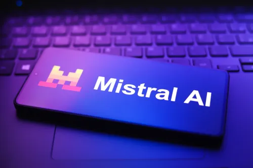 شعار Mistral AI على شاشة هاتف ذكي موضوع فوق لوحة مفاتيح، يرمز إلى نموذج الذكاء الاصطناعي متعدد الوسائط الجديد Mistral Large 4.
