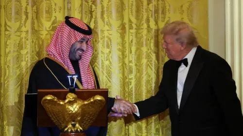لقاء ولي العهد السعودي محمد بن سلمان مع الرئيس الأمريكي دونالد ترامب في البيت الأبيض، حيث يتصافحان وسط خلفية ذهبية، يمثل تحولًا في العلاقات السعودية الأمريكية.