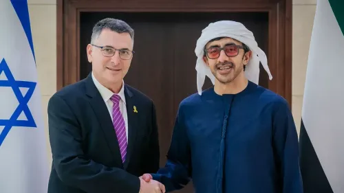 لقاء رسمي بين وزير الخارجية الإسرائيلي ووزير الخارجية الإماراتي، مع العلم الإسرائيلي والإماراتي في الخلفية، يعكس تعزيز العلاقات بين البلدين.