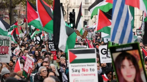 مظاهرة حاشدة في لندن دعماً لفلسطين، حيث يحمل المشاركون أعلاماً فلسطينية ولافتات تطالب بوقف الإبادة الجماعية ودعم حقوق الفلسطينيين.