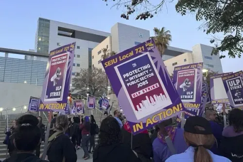 عمال من نقابة SEIU Local 721 يتظاهرون في لوس أنجلوس، حاملين لافتات تطالب بحقوقهم وتأكيد أهمية وظائفهم في القطاع العام.