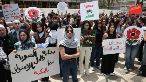 مظاهرة حاشدة لطلاب وأكاديميين في إسرائيل تطالب بإنهاء الحرب على غزة، مع لافتات تعبر عن مطالبهم ورفضهم للعنف.