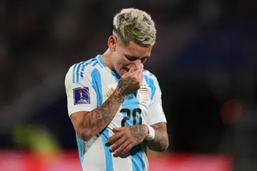 لاعب كرة قدم أرجنتيني يبدو محبطًا بعد خسارة فريقه في نهائي كأس العالم تحت 20 سنة أمام المغرب، الذي حقق لقبه الأول.