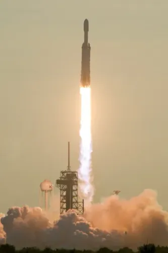 إطلاق تلسكوب Nancy Grace Roman الفضائي من مركز كينيدي بواسطة صاروخ Falcon Heavy لتعزيز رصد الكون ومراقبة المستعرات العظمى والكواكب.