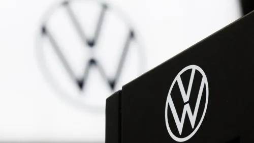 شعار شركة فولكس فاغن يظهر بوضوح، مما يعكس خططها لتحويل مصنعها في أوسنابروك لإنتاج مكونات نظام القبة الحديدية الإسرائيلي.