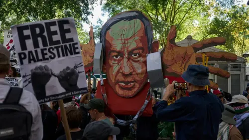 محتجون يحملون لافتة "حرروا فلسطين" وتمثال ضخم لرئيس الوزراء الإسرائيلي بنيامين نتنياهو، في سياق مظاهرة ضد السياسات الإسرائيلية.