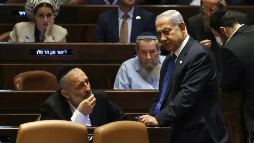 مشهد من الكنيست الإسرائيلي يظهر رئيس الوزراء بنيامين نتنياهو يتحدث مع أعضاء آخرين، وسط أجواء من التوتر السياسي بعد تصريحات عنصرية.