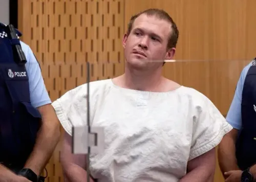 Brenton Tarrant، المدان بقتل 51 شخصًا في كرايستشيرش، يظهر في قاعة المحكمة، محاطًا برجال الشرطة، في جلسة استئناف لقراراته القانونية.