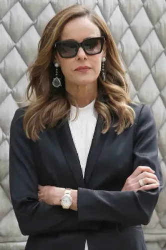 جوليا كوخ، أرملة ديفيد كوخ، ترتدي نظارات شمسية وتظهر بثقة، بعد إعلان موافقة عائلتها على شراء 10% من أسهم فريق نيويورك جاينتس.