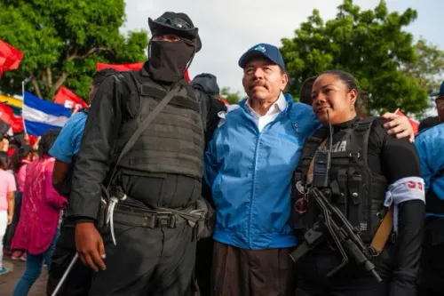 الرئيس دانيال أورتيغا وسط عناصر أمنية مسلحة خلال تجمع في نيكاراغوا في ظل إلغاء الانتخابات وتزايد القمع السياسي.