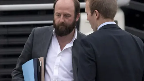 كير ستارمر يتحدث مع كيمي بادينوخ في جلسة أسئلة رئيس الوزراء، حيث يطالب بإقالة نيك تيموثي بسبب تصريحاته المثيرة للجدل حول المسلمين.