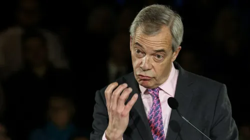 نايجل فاراج يتحدث في تجمع سياسي، مع تعبيرات وجهية قوية، مع التركيز على قضايا الهوية الثقافية والدينية في لندن.