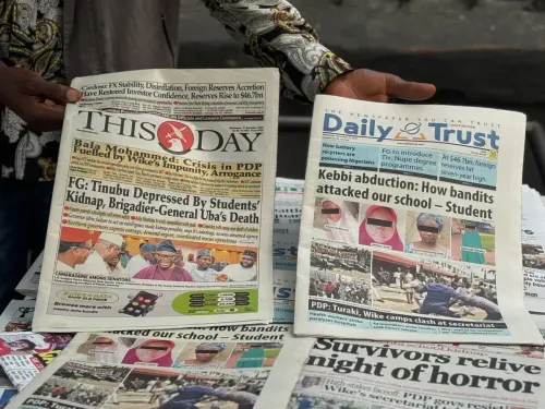 عناوين صحف نيجيرية تتناول اختطاف 24 تلميذة في ولاية كيبي، مع تفاصيل عن الهجوم وأصداء الحادثة في المجتمع.