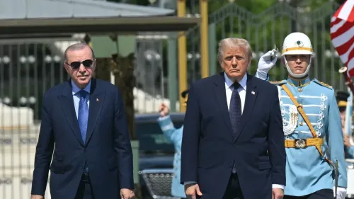 الرئيس الأمريكي السابق دونالد ترامب والرئيس التركي رجب طيب أردوغان في استقبال رسمي، مع مناقشة رفع العقوبات وبيع مقاتلات F-35 لتركيا.