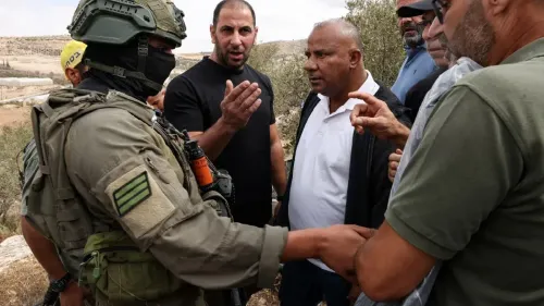 مواجهة بين جنود إسرائيليين ومواطنين فلسطينيين في منطقة متنازع عليها، تعكس التوترات المستمرة في الصراع الإسرائيلي الفلسطيني.