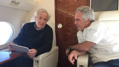 صورة تظهر نعوم تشومسكي وجيفري إبشتاين يجلسان معًا في طائرة خاصة، حيث يبدو تشومسكي مشغولًا بتدوين ملاحظات.