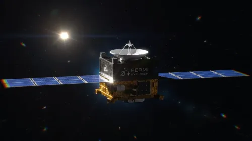 مسبار فضائي Fermi Explorer مزود بألواح شمسية وصحن استقبال، مخصص للرحلة الطويلة نحو نظام Alpha Centauri.