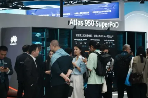 زوار معرض تقني أمام جناح Huawei يعرض منصة Atlas 950 SuperPOD للحوسبة المتقدمة في مجال الذكاء الاصطناعي بالصين.