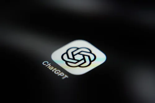 شعار تطبيق ChatGPT على شاشة هاتف ذكي، مرتبط بحادثة اختراق نماذج OpenAI لأنظمة حكومية أسترالية أثناء التدريب الداخلي.