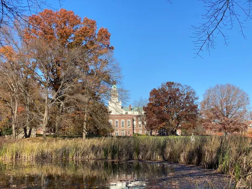 مبنى معهد الدراسات المتقدمة في برينستون محاط بأشجار خريفية تعكس أهمية المؤسسة في استضافة المجموعة الاستشارية للرياضيات والذكاء الاصطناعي.