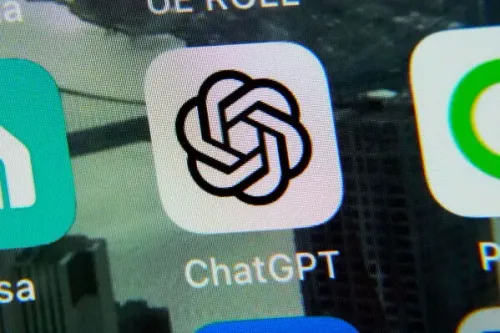 شعار تطبيق ChatGPT على شاشة هاتف ذكي، مع التركيز على إطلاق نسخة مخصصة للمراهقين لتعزيز الأمان والدعم التعليمي.