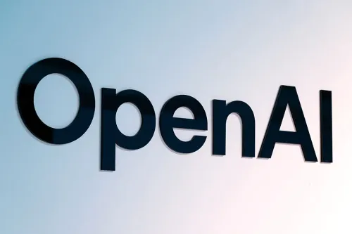 شعار شركة OpenAI على جدار أبيض، يعكس تركيز المقال على نماذج الذكاء الاصطناعي GPT-6.1 Sol الجديدة وتطوراتها في البرمجة والسلامة.