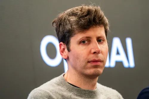 رجل أمام خلفية تحمل شعار OpenAI، يعكس موضوع المقال حول حوادث سوء المواءمة في نماذج الذكاء الاصطناعي.