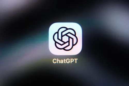 شعار تطبيق ChatGPT على شاشة هاتف ذكي مع خلفية ضبابية، يعكس موضوع العلامة المائية النصية لكشف محتوى الذكاء الاصطناعي.