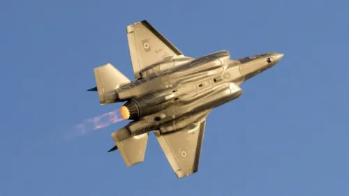 طائرة F-35 مقاتلة تطير في السماء، مع انبعاث لهب من محركاتها، مما يعكس الاستخدام العسكري المتزايد لها في النزاعات.