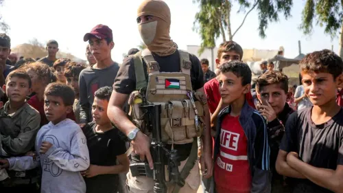 مجموعة من الأطفال الفلسطينيين يتجمعون حول مقاتل يحمل سلاحًا، في مشهد يعكس التوتر في غزة. تعكس الصورة مشاعر القلق والدعم لحماس.