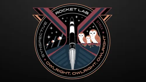 شعار مهمة إطلاق صاروخ إلكترون من Rocket Lab يحمل قمر Strix الثالث عشر، مع رسومات لصاروخ وبوم يرمزان إلى تقنية الرادار الفضائي لمراقبة الأرض.