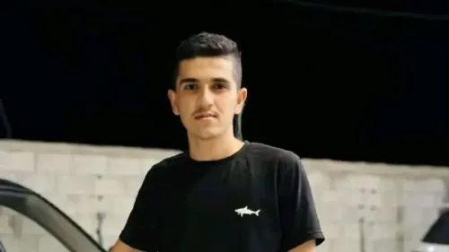 شاب فلسطيني يقف مبتسمًا أمام سيارة، في خلفية غير واضحة، تعكس الأجواء الاجتماعية في مدينة طوباس.