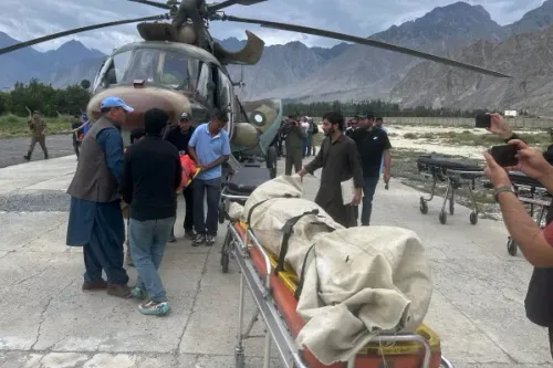 مروحيات عسكرية باكستانية تنقل جثامين متسلّقي جبل Broad Peak بعد انهيار جليدي، في عملية استرداد صعبة شمال باكستان.