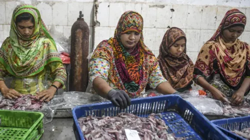 نساء يعملن في مصنع تجهيز المأكولات البحرية في باكستان، حيث يساهمن في تصدير المواد الغذائية إلى إيران ودول أخرى.