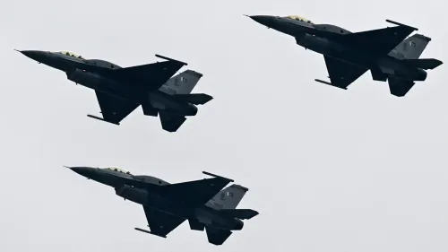 طائرات مقاتلة من طراز "جوينت فايتر-17" تحلق في السماء، في إطار صفقة عسكرية محتملة بين باكستان والسودان لدعم الجيش السوداني.