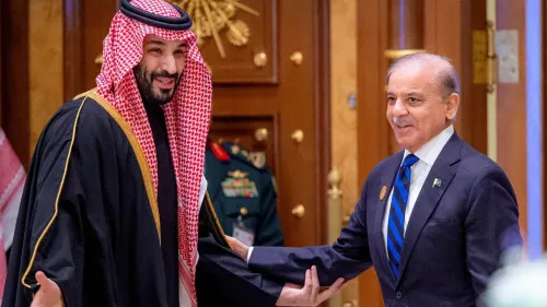 لقاء بين ولي العهد السعودي محمد بن سلمان ورئيس الوزراء الباكستاني شهباز شريف، يعكس التعاون العسكري بين البلدين.