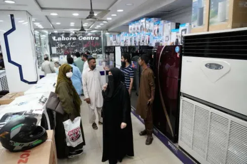 متسوقون في متجر للأجهزة المنزلية في باكستان، حيث تبرز الضغوط الاقتصادية المتزايدة على الأسر وسط ارتفاع تكاليف المعيشة.