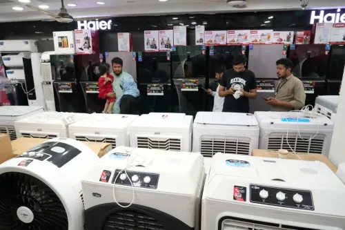 متسوقون في متجر للأجهزة الكهربائية في باكستان، حيث تتواجد مكيفات الهواء والثلاجات، في ظل ضغوط اقتصادية متزايدة.