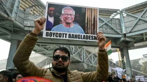 رجل يحمل لافتة مكتوب عليها "مقاطعة بنغلاديش" خلال احتجاج، مما يعكس التوترات السياسية الحالية في العلاقات بين الهند وبنغلاديش.