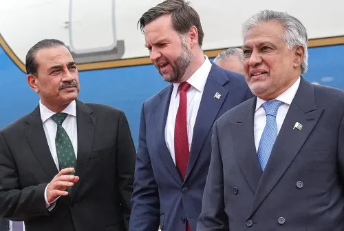 اجتماع لعدد من المسؤولين الباكستانيين مع شخصية أمريكية بارزة، يعكس تعزيز العلاقات الدبلوماسية بين باكستان والولايات المتحدة.