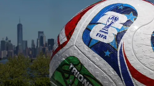 كرة قدم تحمل شعار FIFA مع خلفية لمدينة نيويورك، تعكس الجدل حول حقوق كرة القدم الفلسطينية والمستعمرات الإسرائيلية.