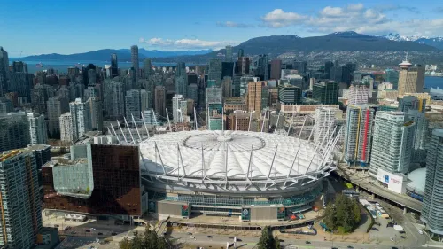 استاد BC Place في فانكوفر، محاط بناطحات السحاب، يستضيف مؤتمر FIFA في أبريل، وسط جدل حول قضايا كرة القدم في الضفة الغربية.