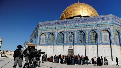 تظهر الصورة المسجد الأقصى مع وجود قوات أمنية إسرائيلية أمامه، حيث يتجمع المصلون في محيط الموقع، مما يعكس التوترات الحالية حول الوصاية الهاشمية.