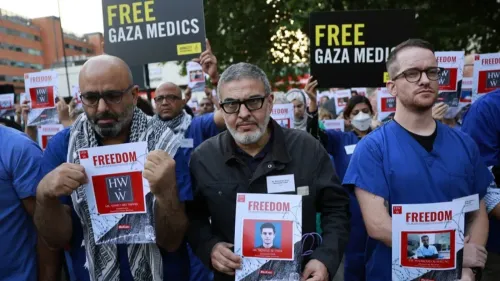 تجمع مجموعة من الأطباء والمناصرين في مظاهرة تطالب بالإفراج عن المسعفين في غزة، حاملين لافتات وشعارات تعبر عن دعمهم.