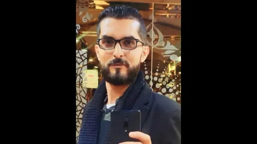 تظهر الصورة الصحفي الفلسطيني أحمد منصور، الذي توفي متأثراً بجراحه بعد هجوم إسرائيلي على خيمة للصحفيين في خان يونس.