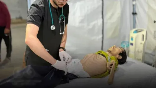 شاب فلسطيني مريض في مستشفى ميداني بغزة، يعاني من هزال شديد بسبب سوء التغذية الحاد الناتج عن الحصار الإسرائيلي.